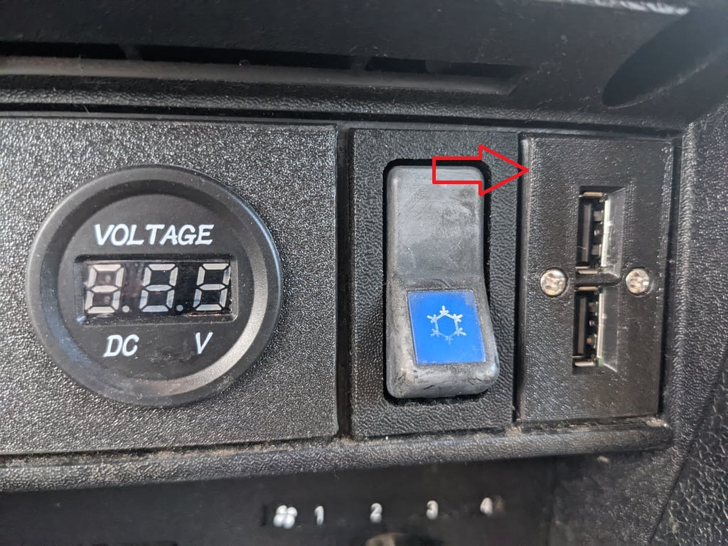 Volvo 240 USB Şarj Braketi 01000