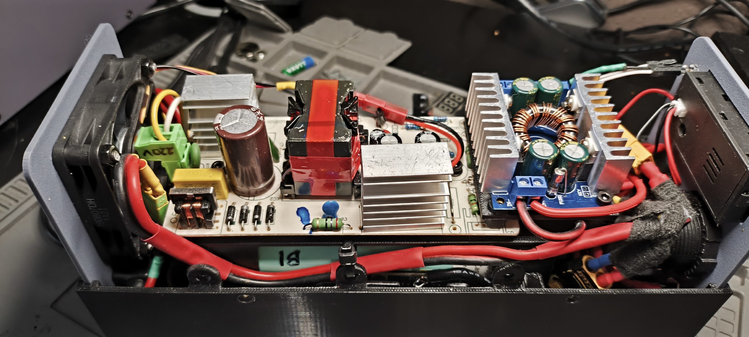 "Yüksek Performanslı UPS Güç Kaynağı: Lifepo4 12V 15AH Powerbank - Model 6901684 ile Gücünüzü Yanınızda Taşıyın!" - Görsel 4