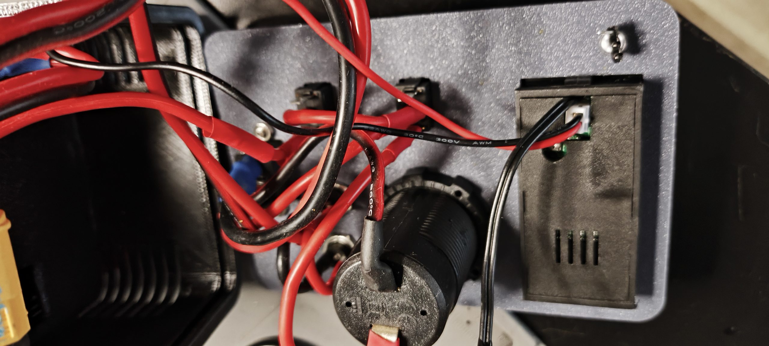 "Yüksek Performanslı UPS Güç Kaynağı: Lifepo4 12V 15AH Powerbank - Model 6901684 ile Gücünüzü Yanınızda Taşıyın!" - Görsel 6