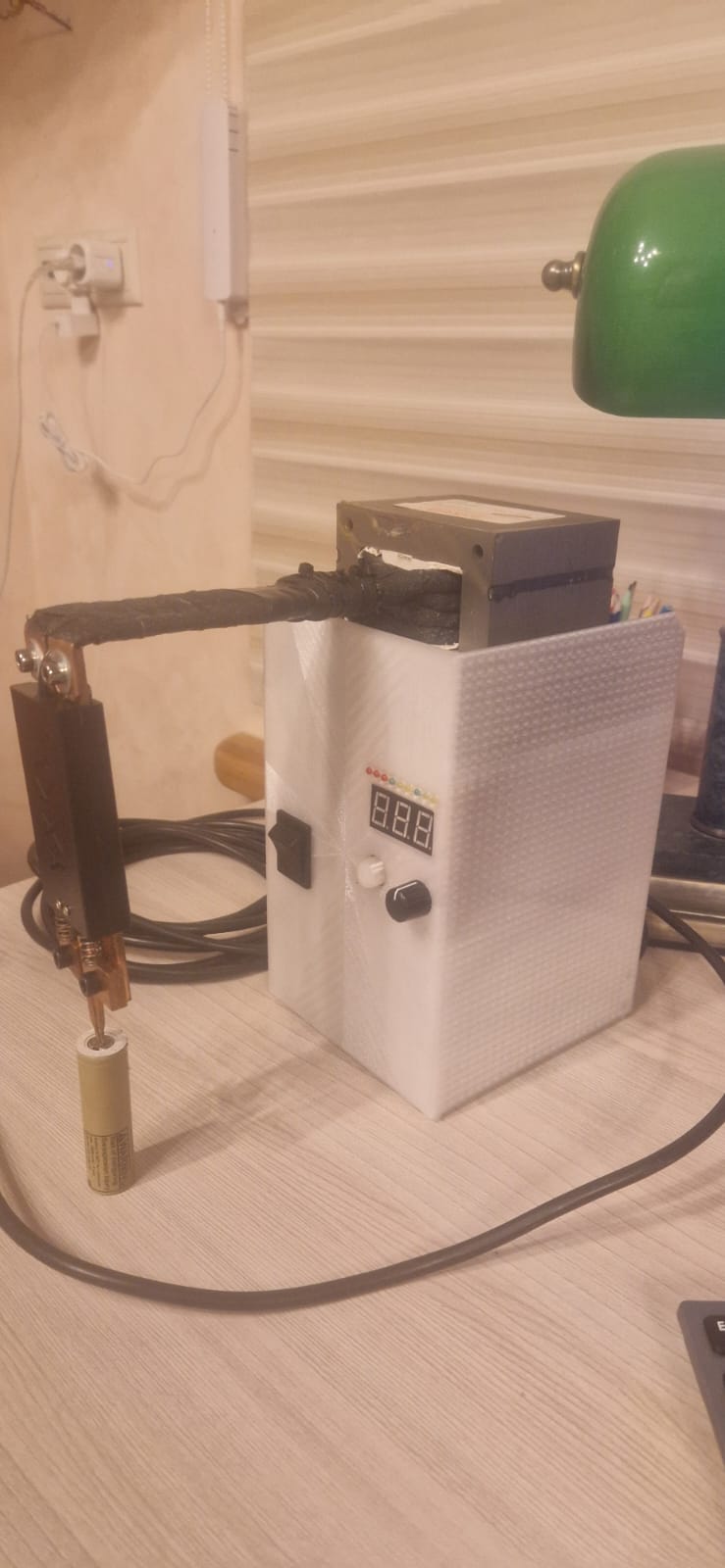 "Şıklığın Işığı: İki Dökümlük Kartlı Kutu Spot Kaynağı D02"