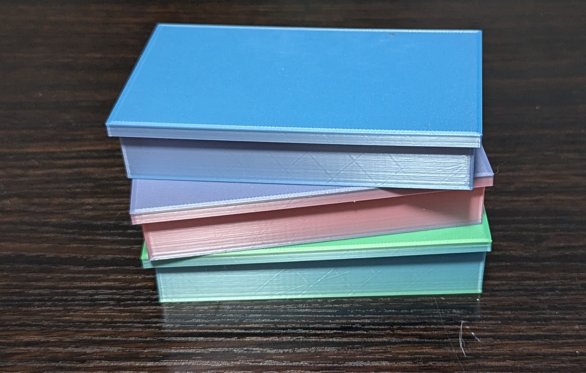 Küçük şeyler için kapaklı küçük kutu.