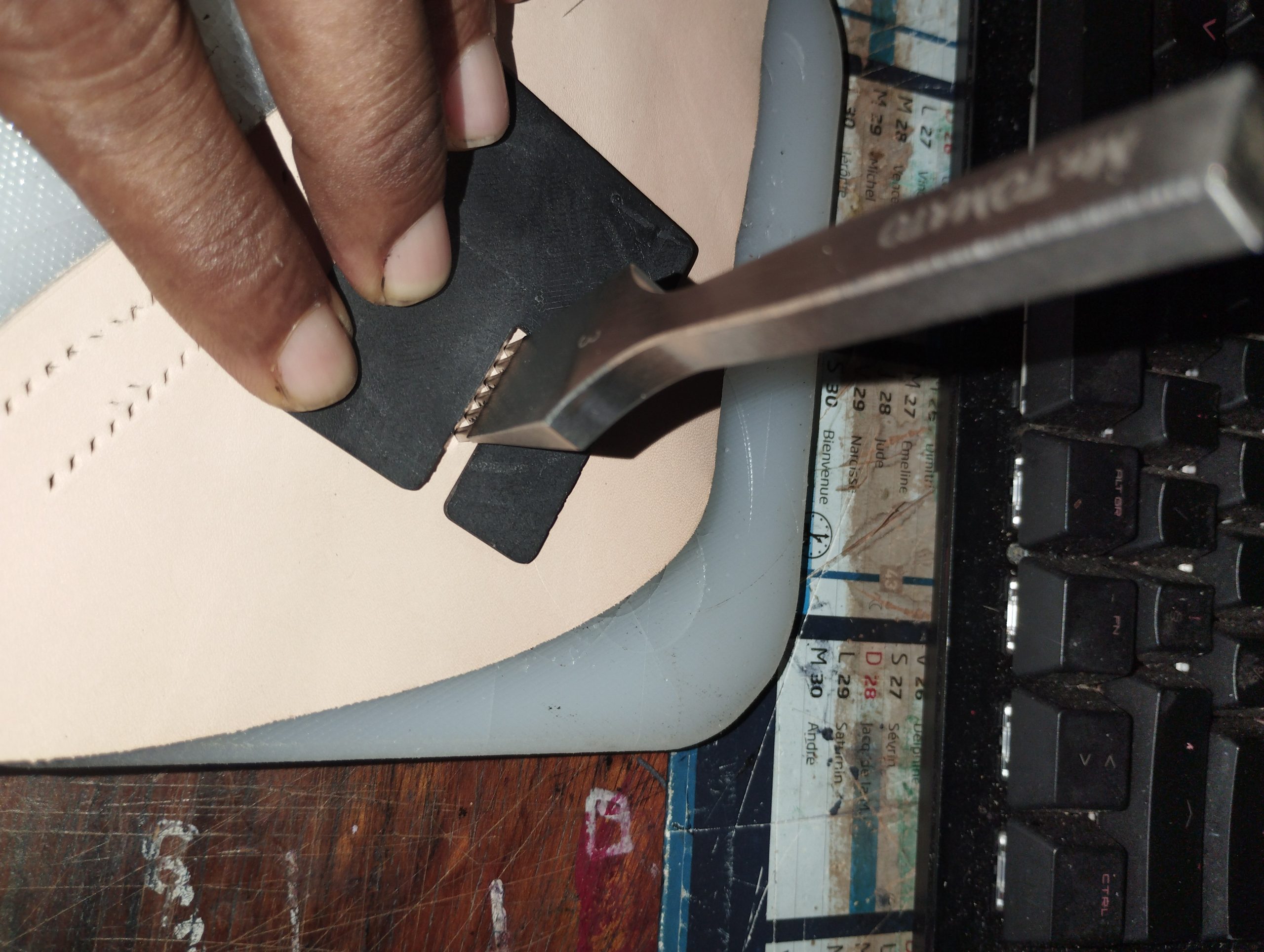 Deri Dikiş Projelerinizi Şekillendirin: Özel Tasarım Dikiş Plakası - Model 6900754