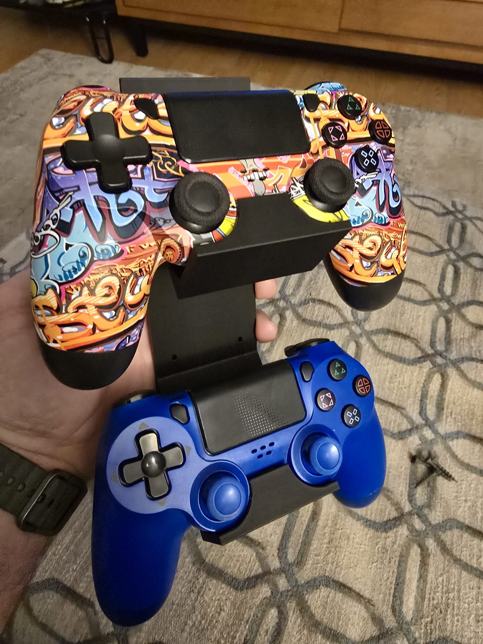 "PlayStation 4 Denetleyici Duvar Tutucu: Oyun Dünyanızı Düzenleyin!" - Görsel 2