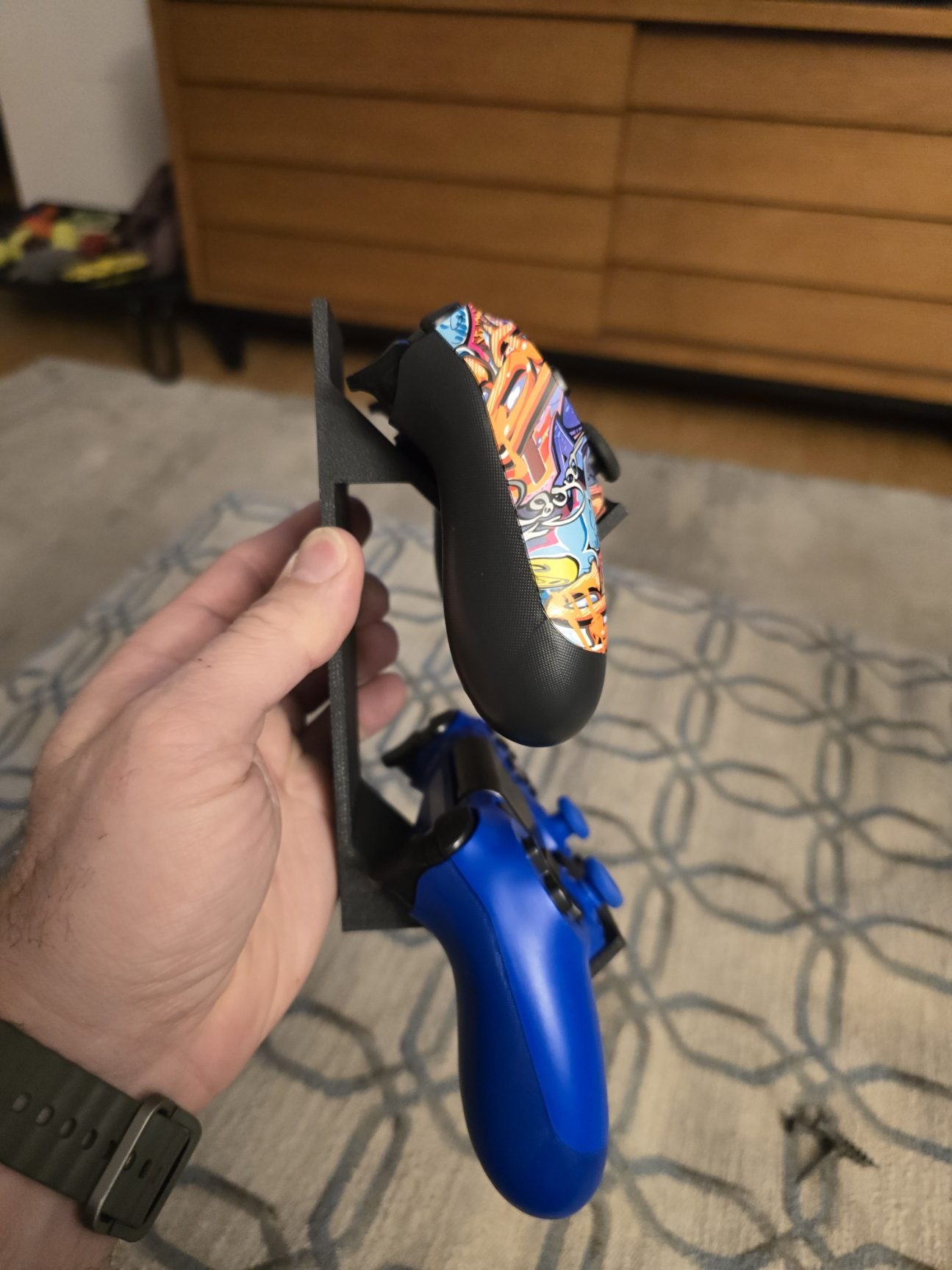 "PlayStation 4 Denetleyici Duvar Tutucu: Oyun Dünyanızı Düzenleyin!" - Görsel 3