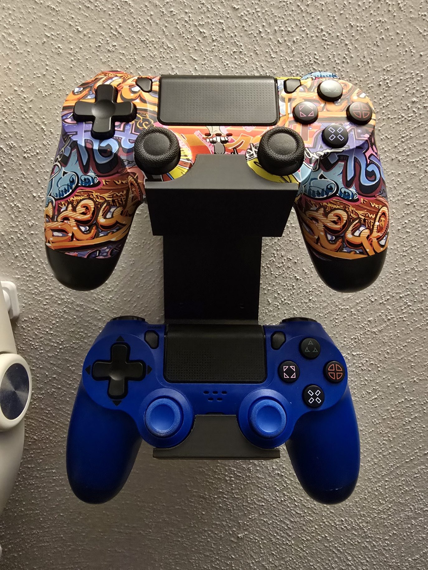 "PlayStation 4 Denetleyici Duvar Tutucu: Oyun Dünyanızı Düzenleyin!" - Görsel 4