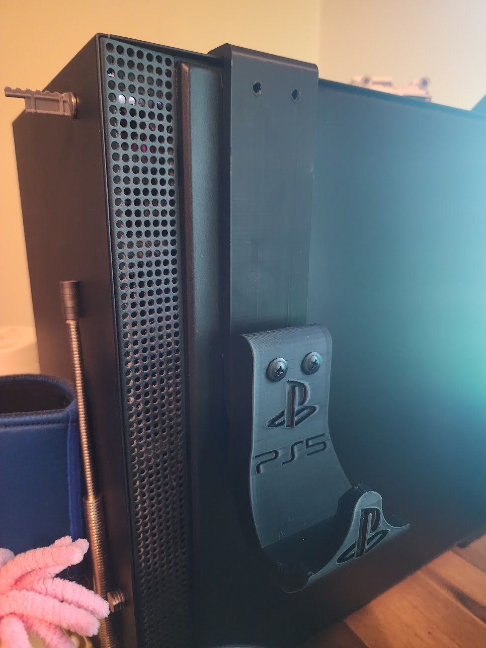 "PS5 Denetleyici Duvar Askısı - Dangle Edition: Oyun Tutkunlarının Hayali!"