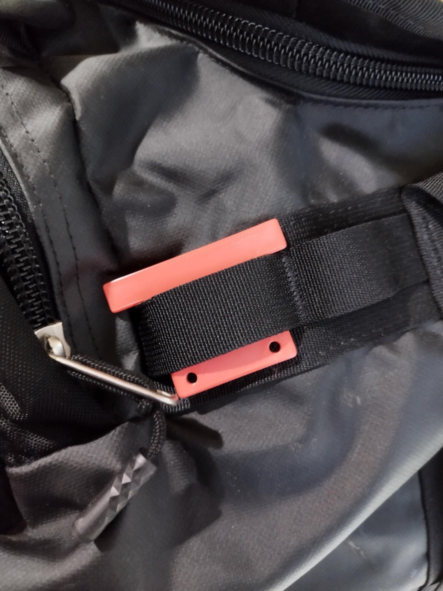 "The North Face Duffel Çantası: Yan Zip Kilitli - Güvenli Taşımanın Yeni Yüzü!"