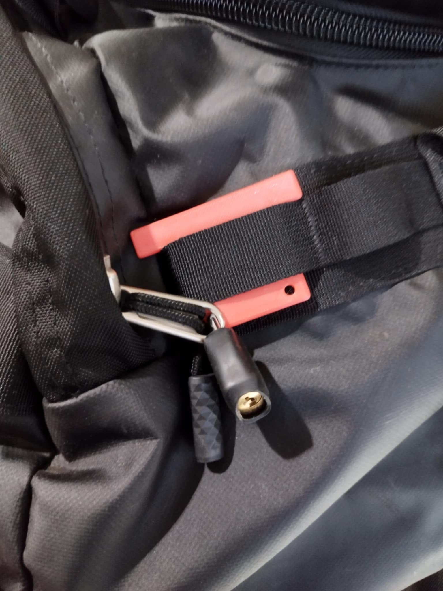 "The North Face Duffel Çantası: Yan Zip Kilitli - Güvenli Taşımanın Yeni Yüzü!" - Görsel 2