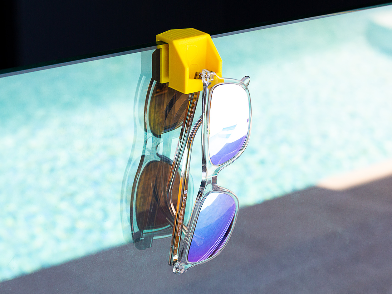 "Stil Sahibi Havuz Çit Gölgesi ve Pratik Gözlük Tutucu – 6900788"