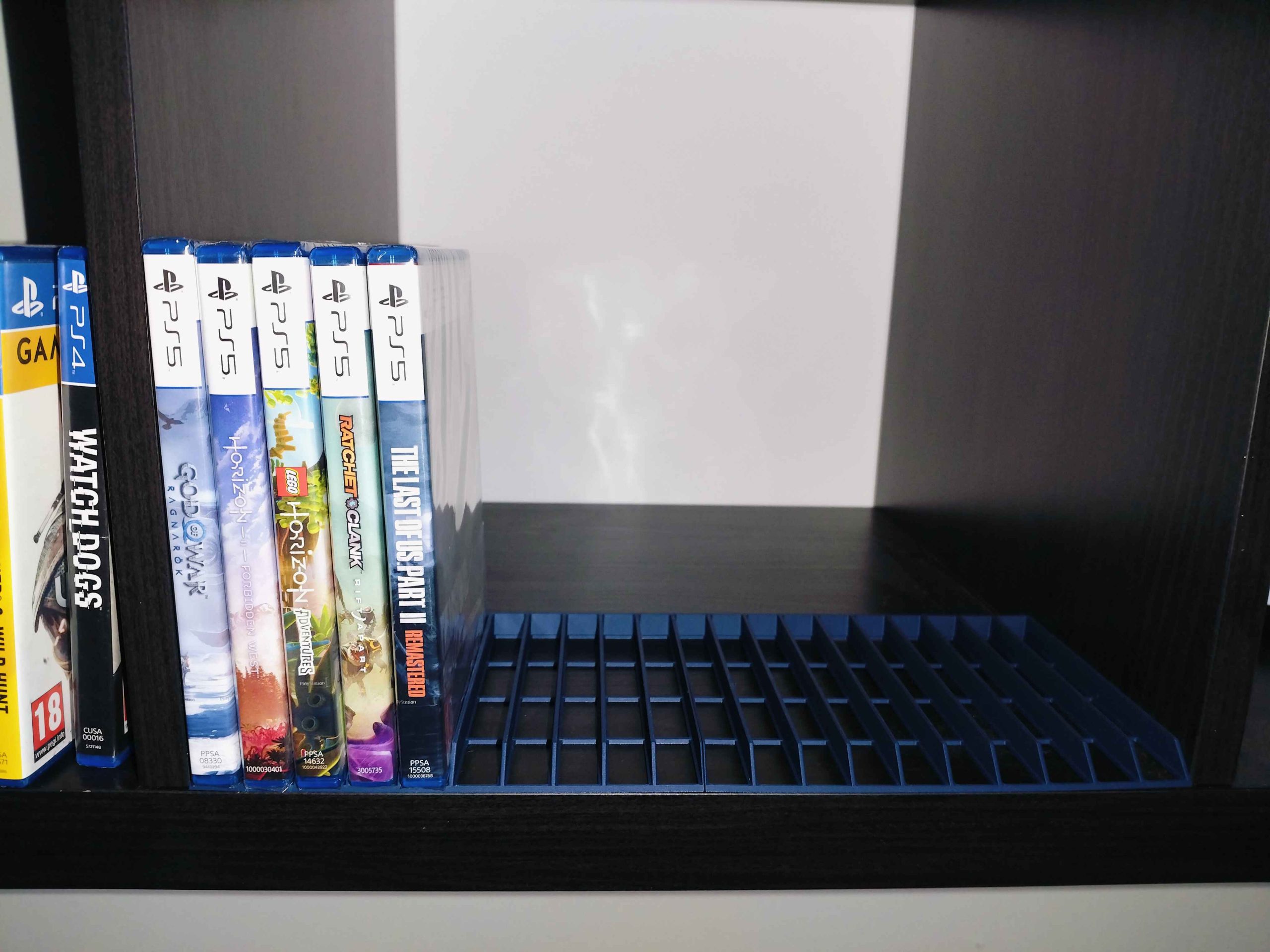 "IKEA Kallax 6897872 ile Oyun Tutkunları İçin Tasarlanmış Şık Vaka Standı – DVD ve Tüm Oyun Konsolları için Mükemmel Çözüm!"