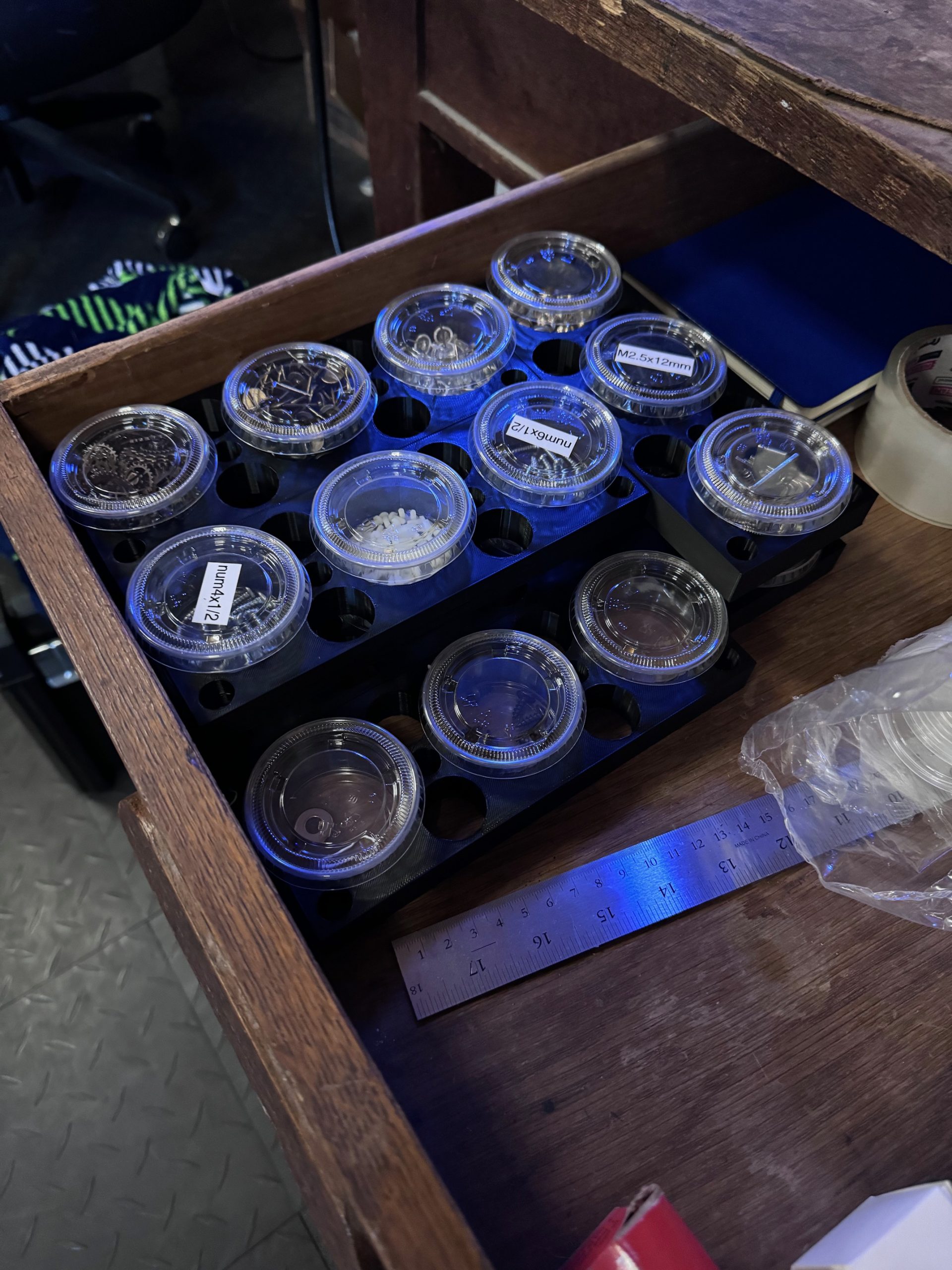 "Renkli Düzenleyici: Pratik Plastik Kupa Organizatörü - Model 6901819"