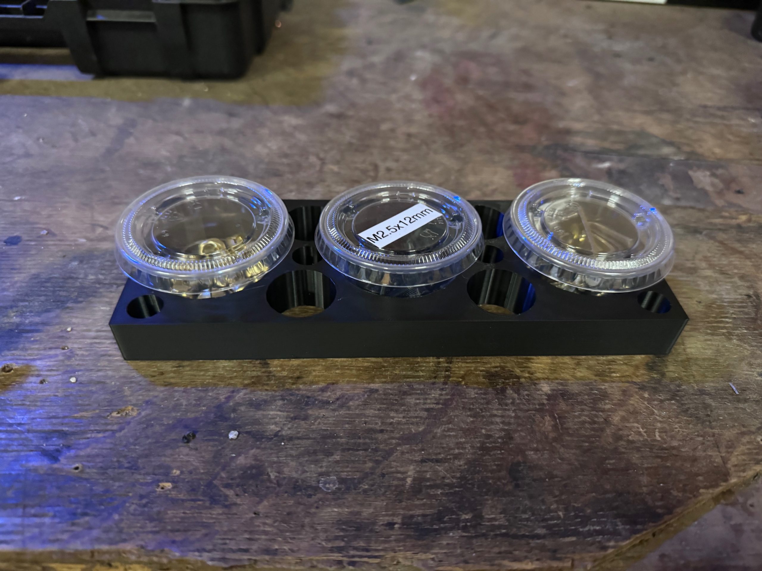 "Renkli Düzenleyici: Pratik Plastik Kupa Organizatörü - Model 6901819" - Görsel 2