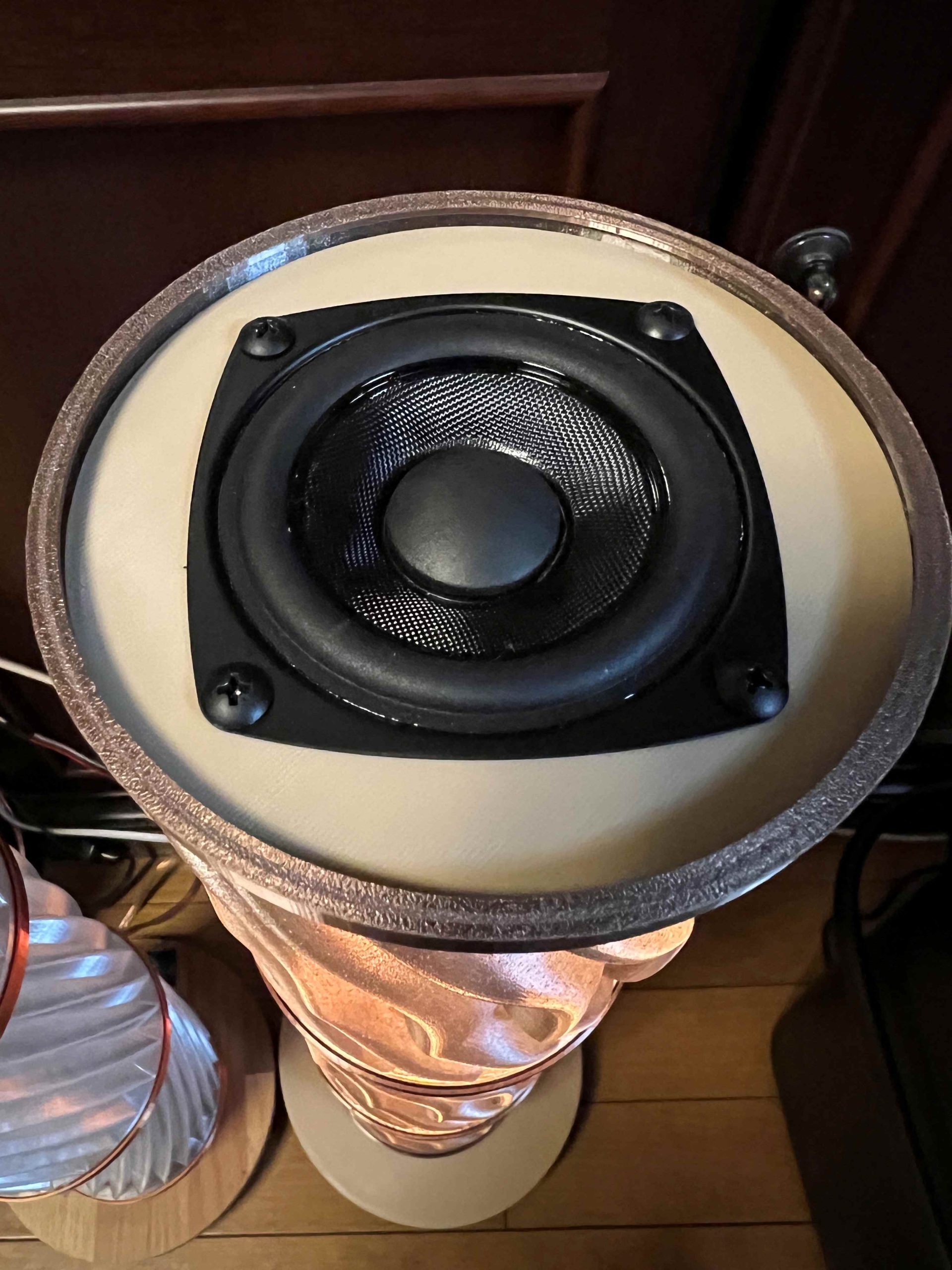 "Dinamik Ses Deneyimi: Dikey Çok Yönlü Hoparlör - Model 6898409 - Bölüm 1/2"