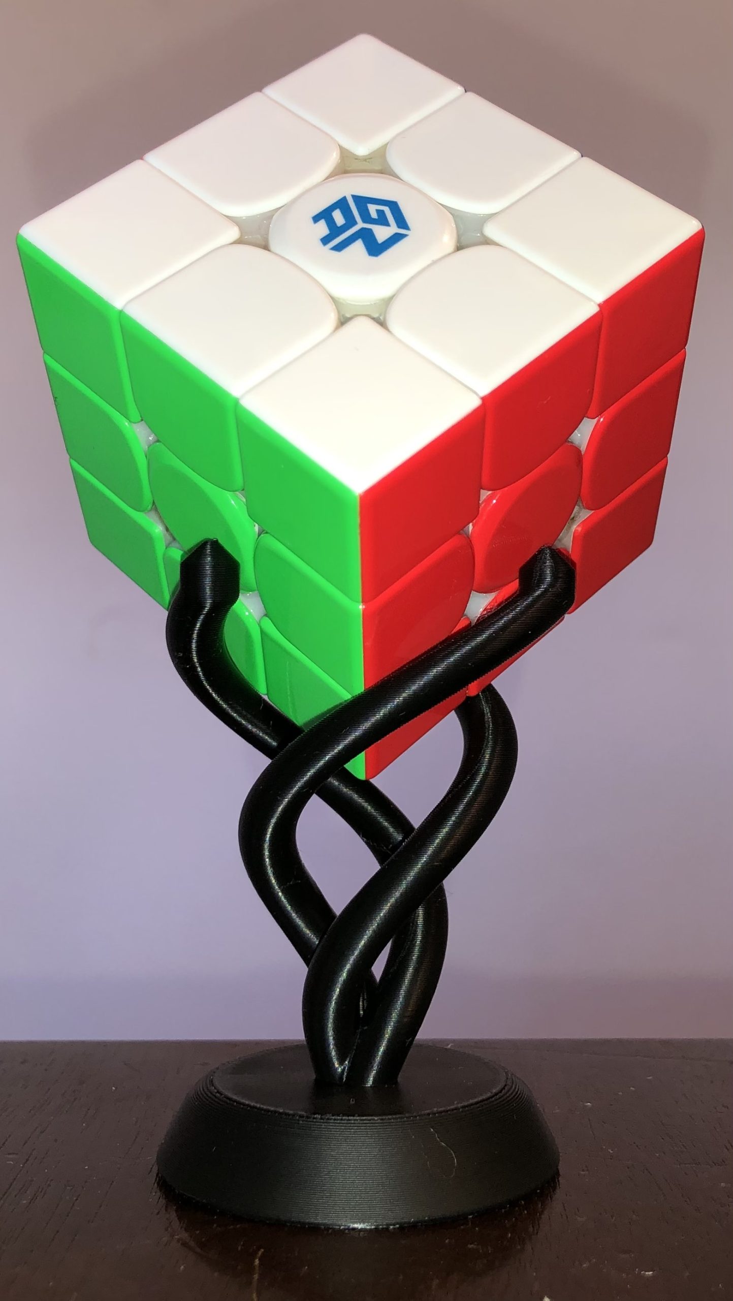 "Spiral Şıklık: Rubik Küpünüz İçin Özel Tasarım Stand"