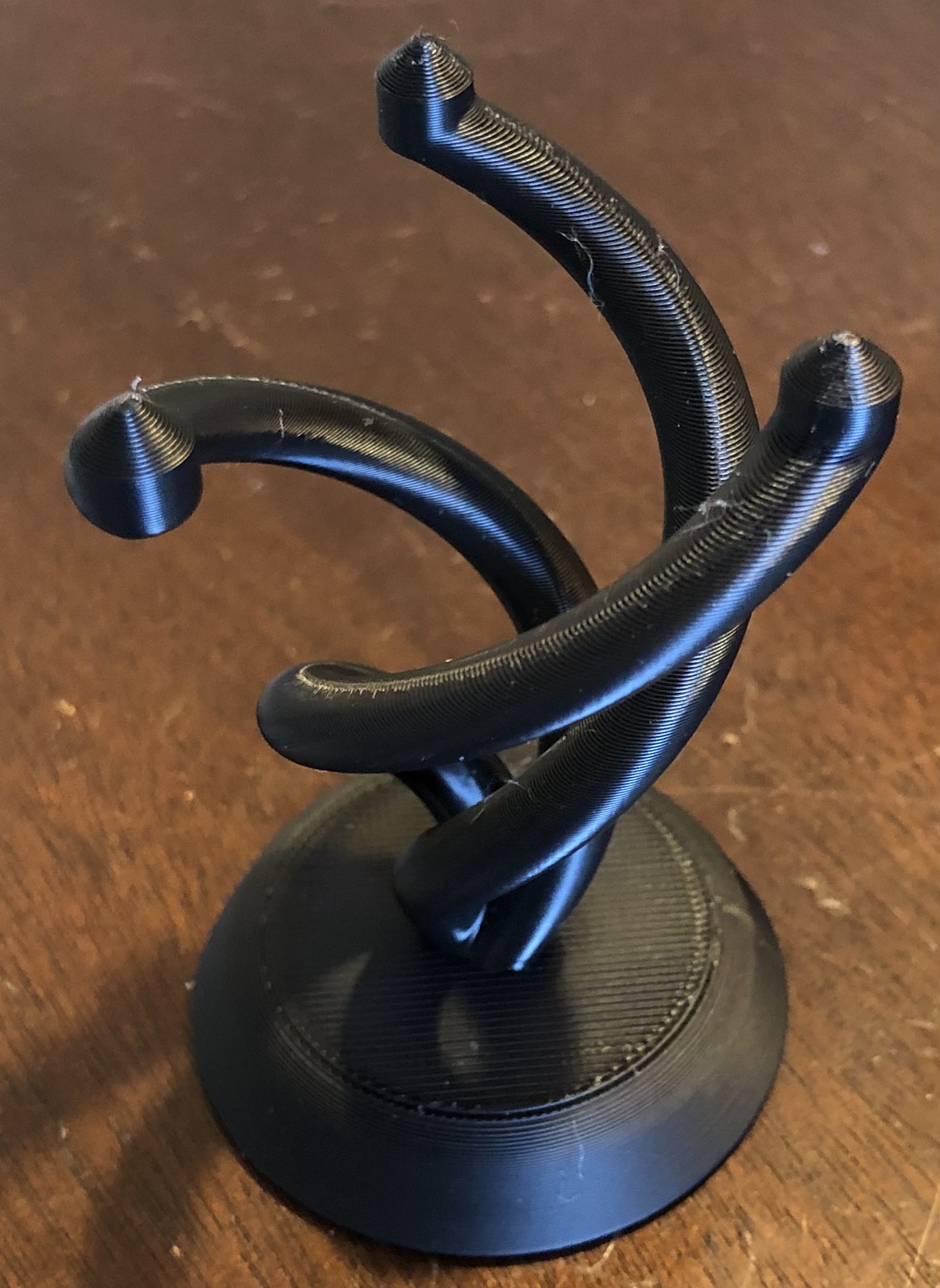 "Spiral Şıklık: Rubik Küpünüz İçin Özel Tasarım Stand" - Görsel 3