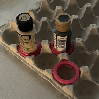 Akrilik boya şişelerini ve fırçaları tutmak için yumurta kartonu uppycling - 6906163