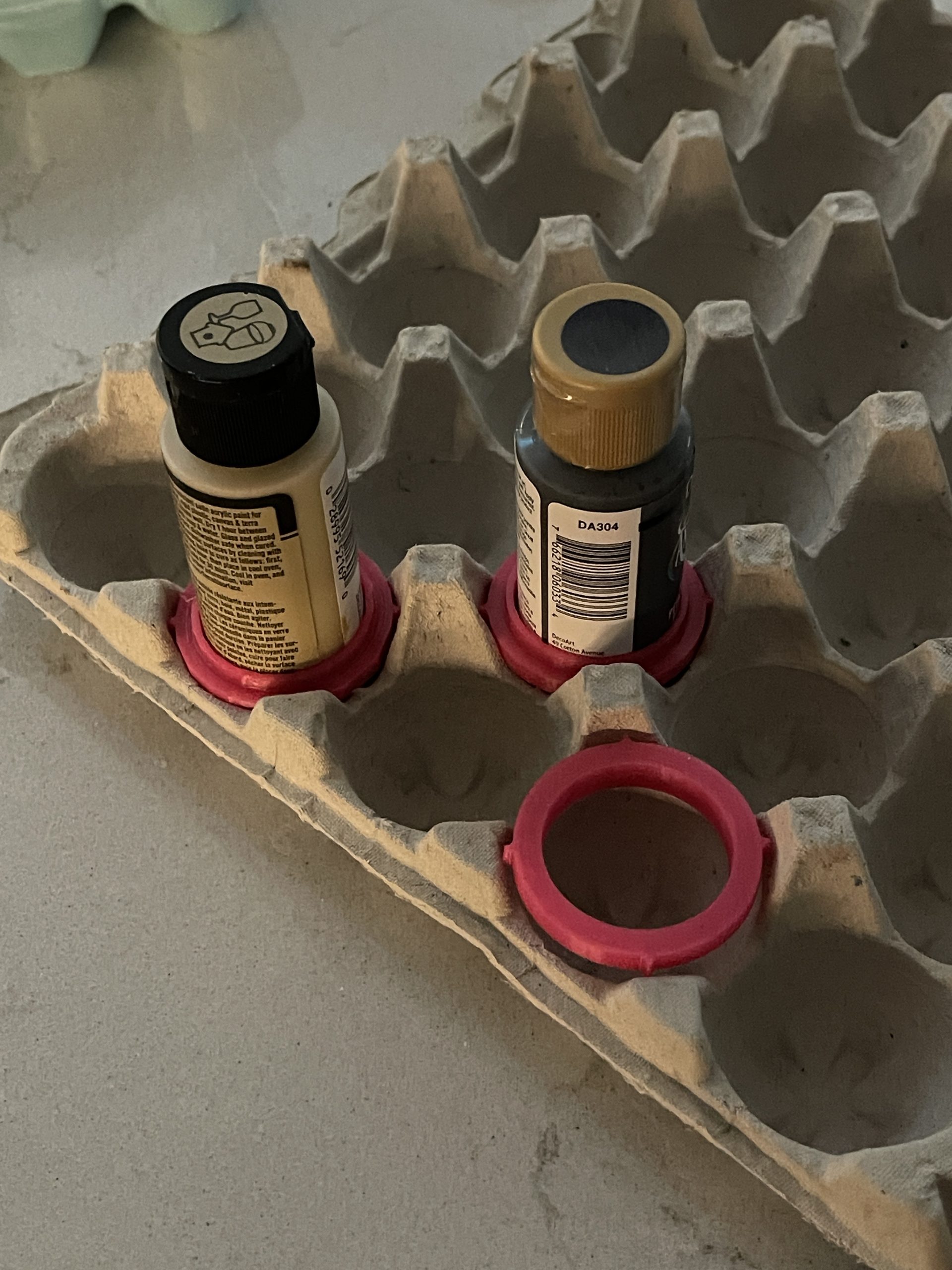 Akrilik boya şişelerini ve fırçaları tutmak için yumurta kartonu uppycling - 6906163