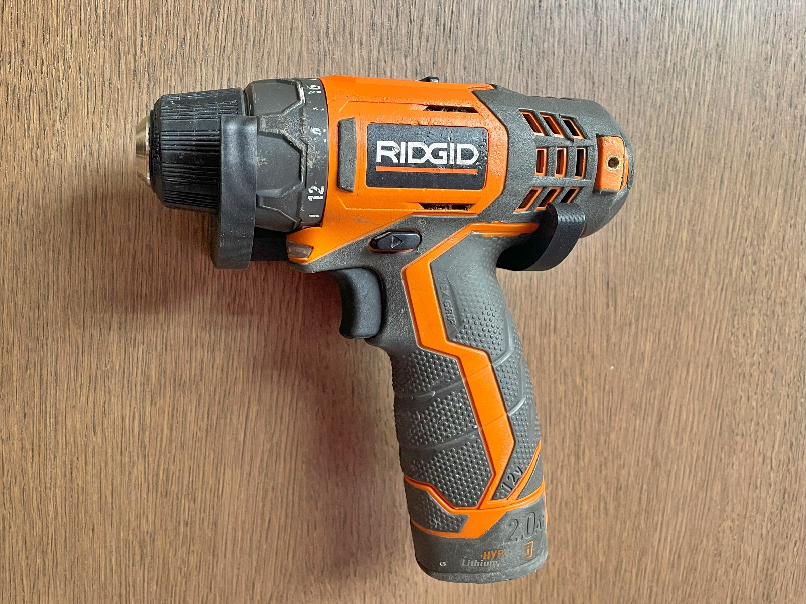 "RIDGID 12V Güçlü Matkap R82005 ile Duvarınızı Şekillendirin - Asma Braket ile Pratik Çözümler!"