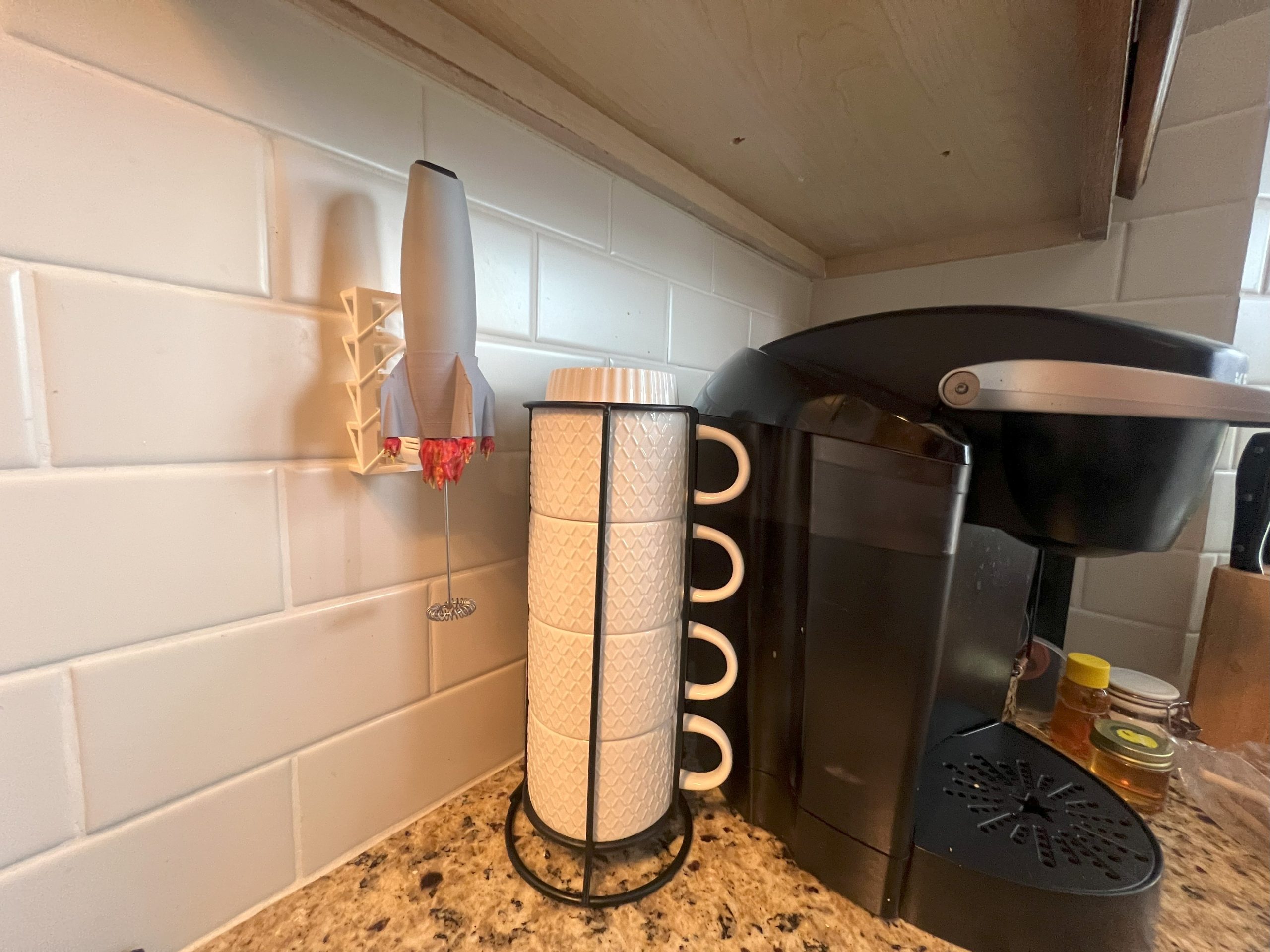 Retro Roket Tasarımlı Süt Köpürtücü Standı – Mükemmel Köpüğün Sırrı!