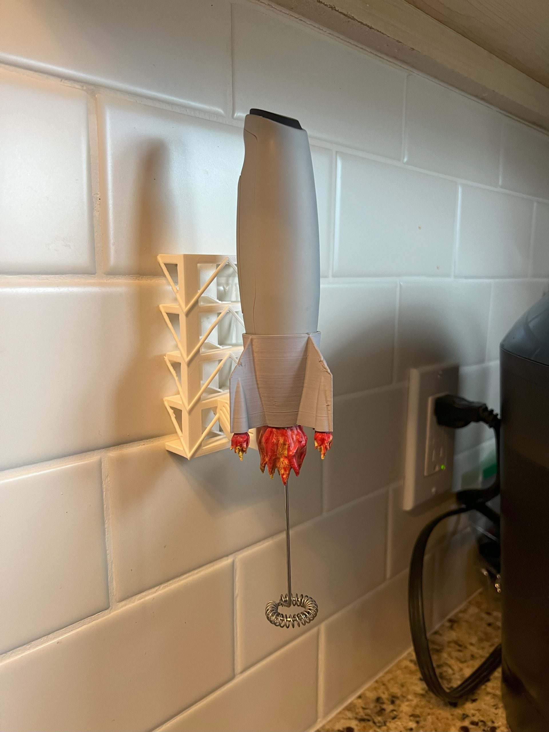 Retro Roket Tasarımlı Süt Köpürtücü Standı – Mükemmel Köpüğün Sırrı! - Görsel 2