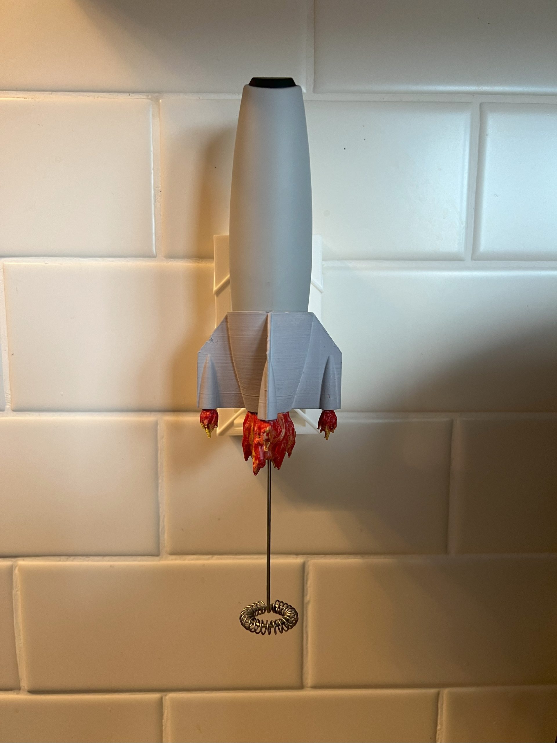 Retro Roket Tasarımlı Süt Köpürtücü Standı – Mükemmel Köpüğün Sırrı! - Görsel 3