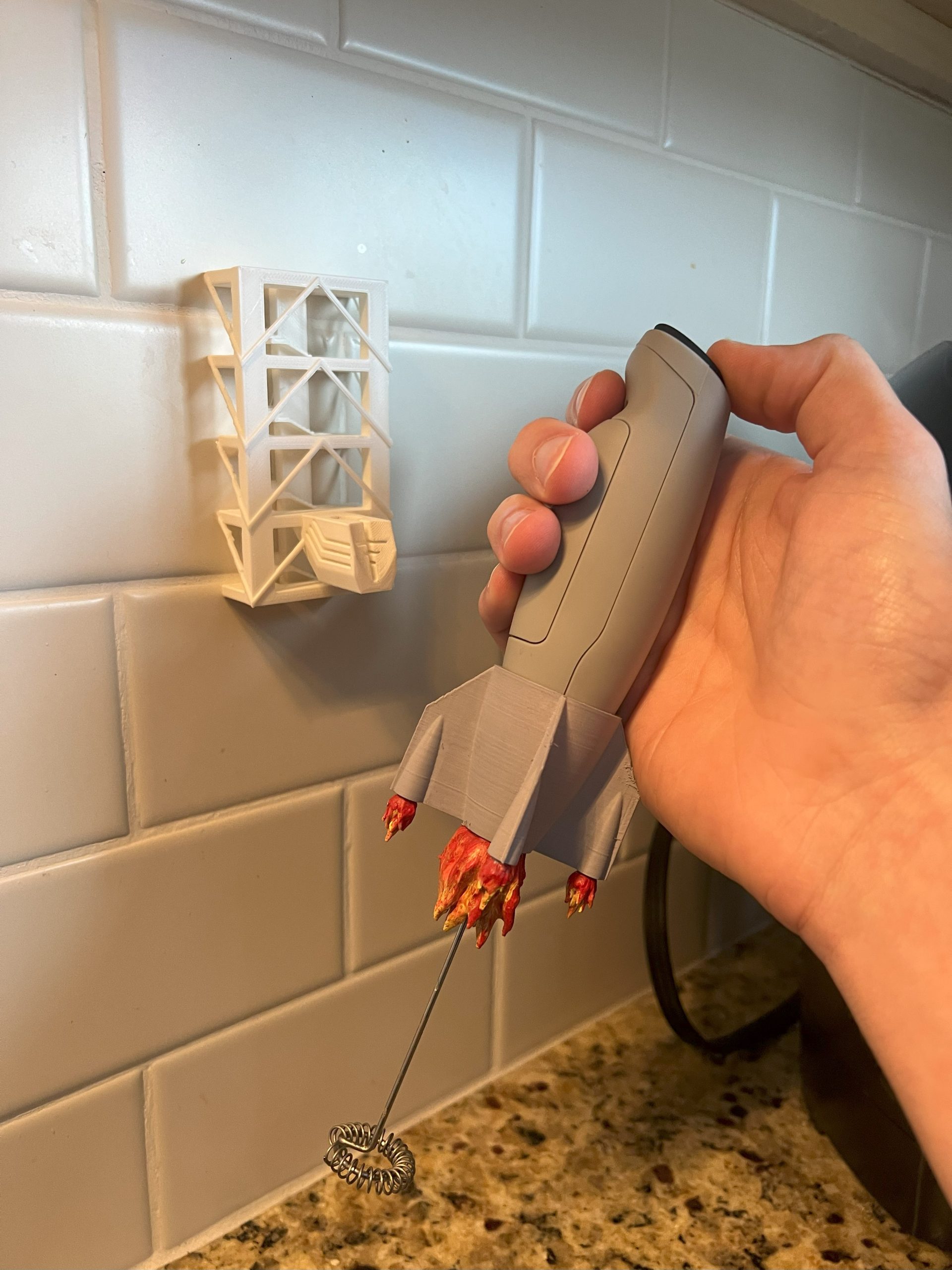 Retro Roket Tasarımlı Süt Köpürtücü Standı – Mükemmel Köpüğün Sırrı! - Görsel 4