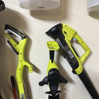 "Bahçe Bakımının Kahramanı: Weedwhacker Tutucu - Model 6898397"