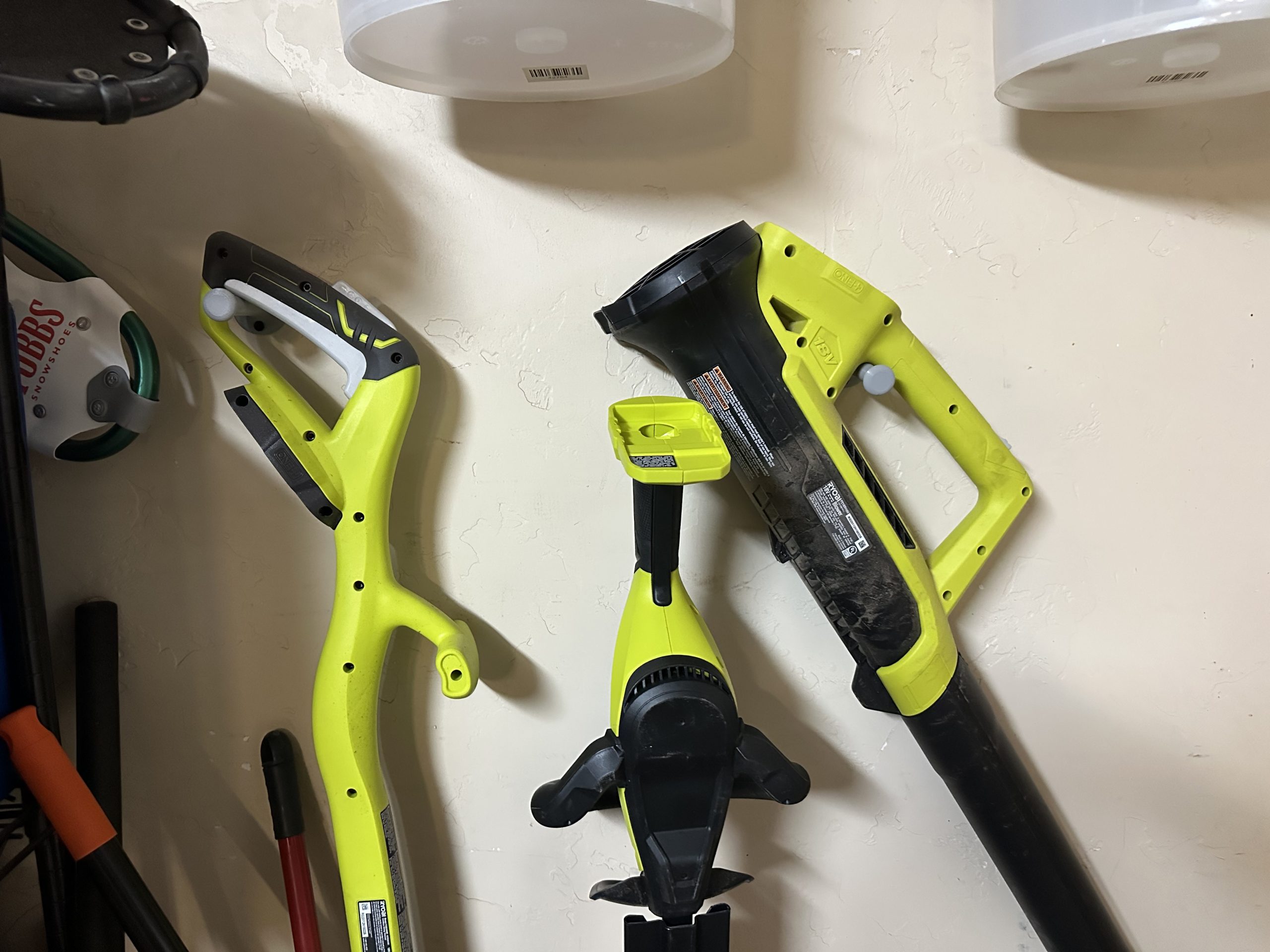 "Bahçe Bakımının Kahramanı: Weedwhacker Tutucu - Model 6898397"