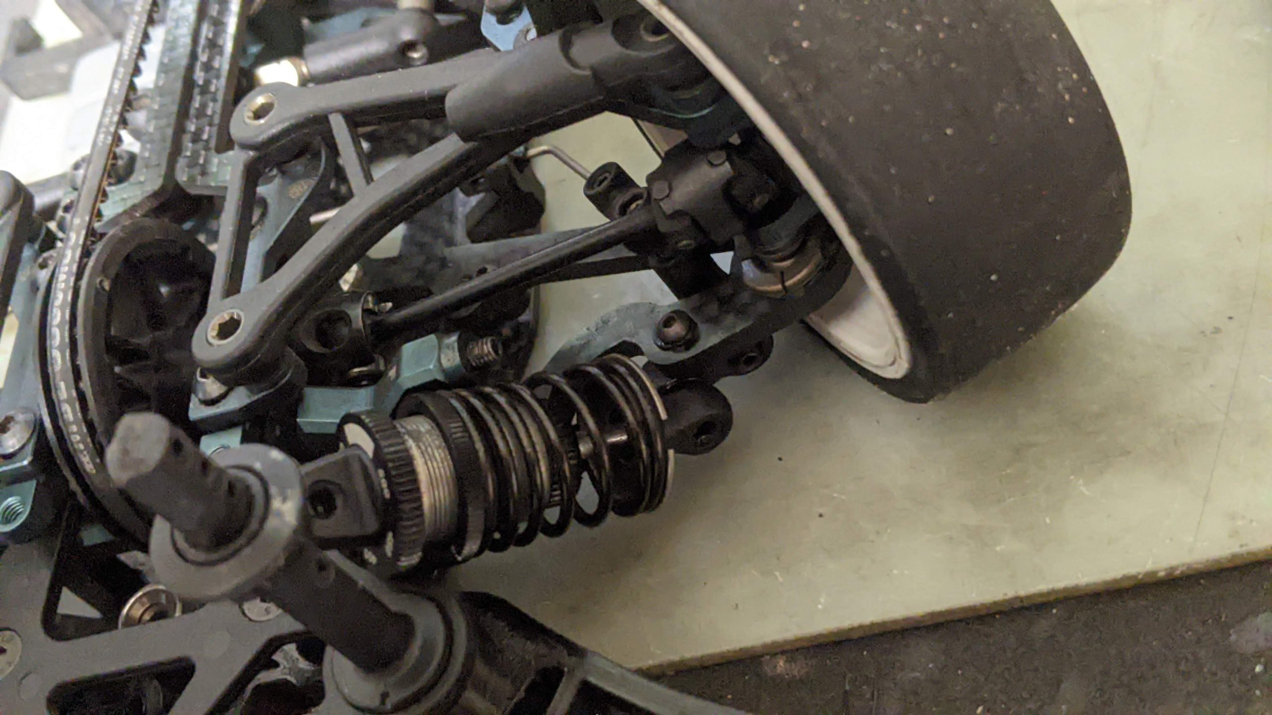 Mugen MTC2R Süspansiyon Bloğu Konumlandırıcı Plastik Braket - Görsel 3