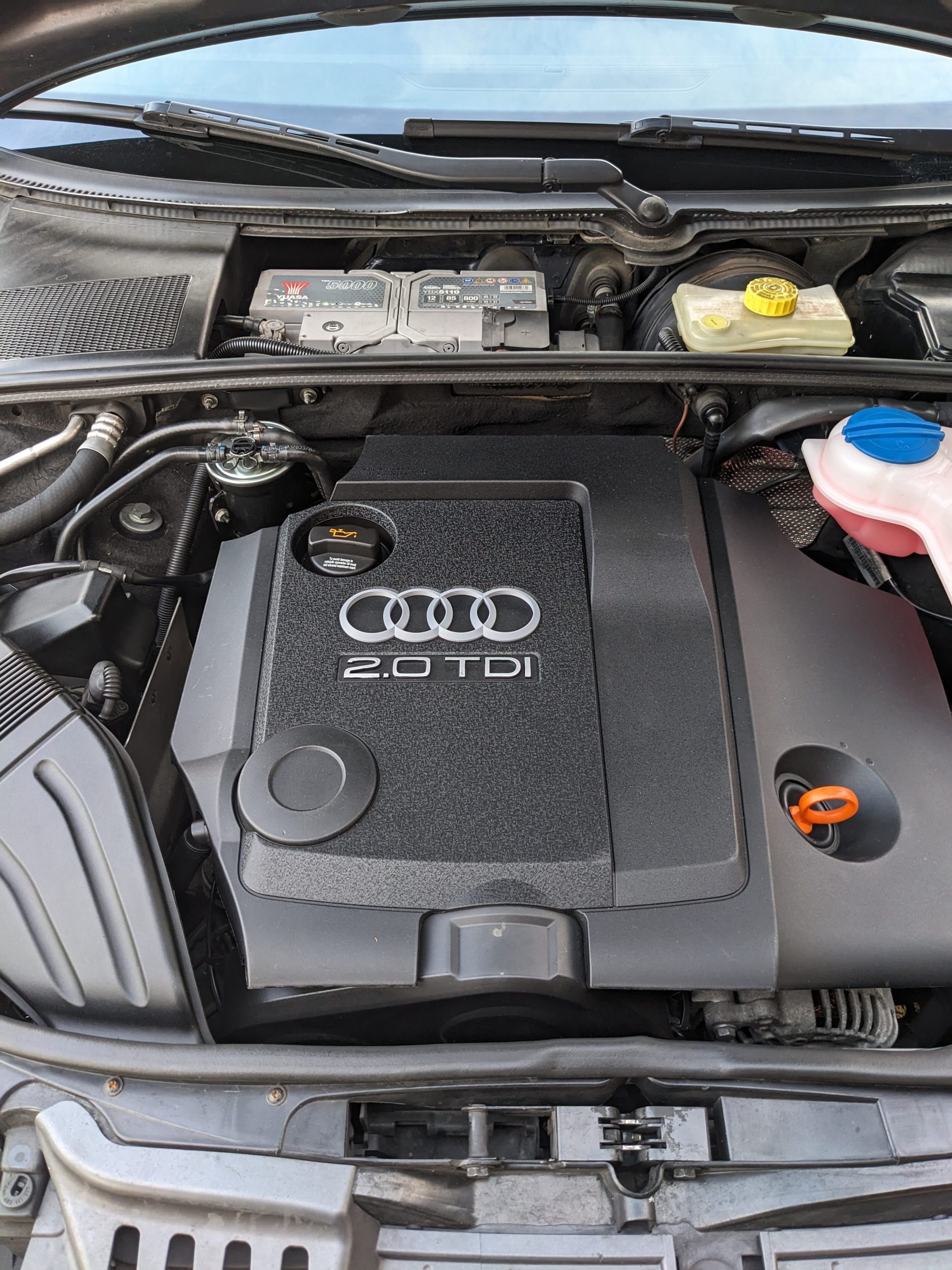 Audi'nin İkonik Simgesi: Motor Kapağı - Parça No: 6898664