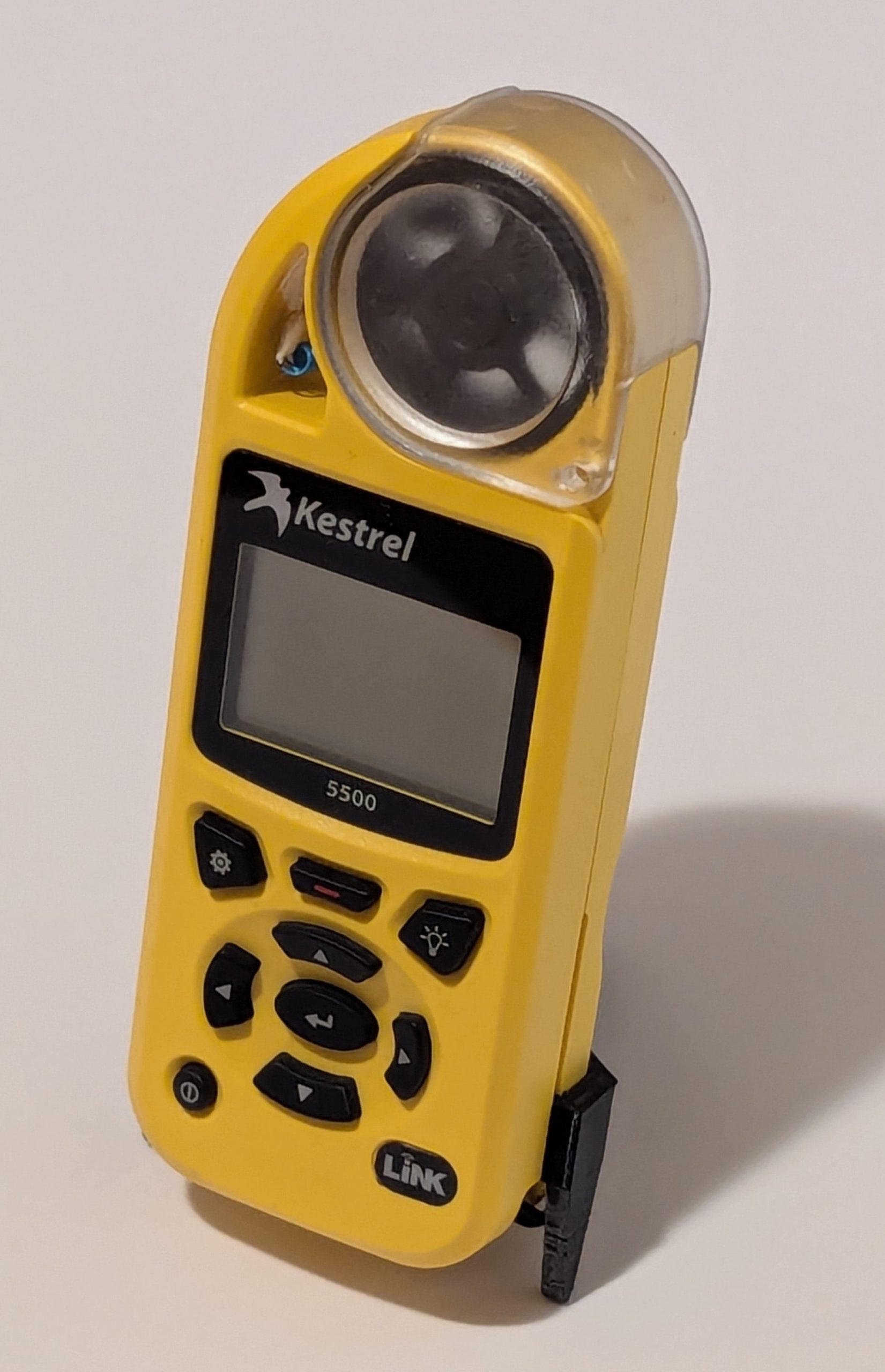 "Kestrel Hava Durumu Metre Masa Standı – 6901895: Doğanın Nabzını Tutan Şıklık!"