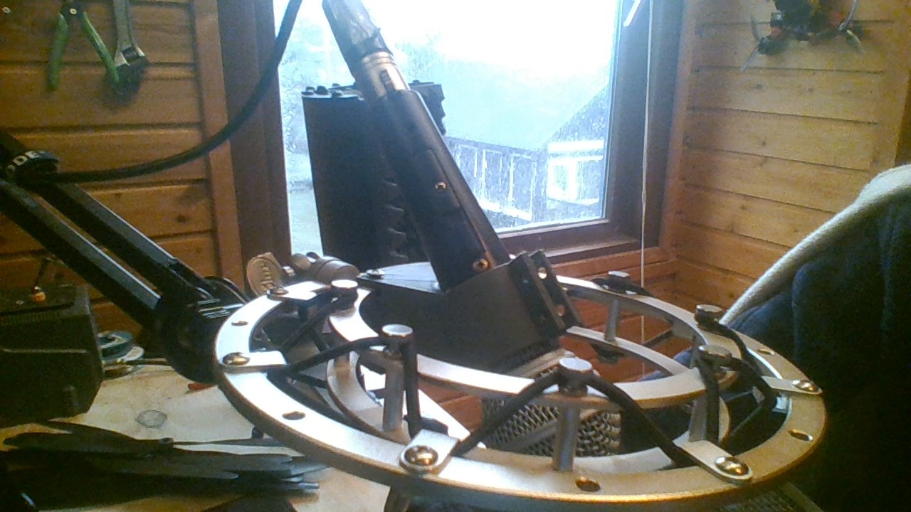 "Gök Mavi El Mikrofon Tutucu: Sesin Gücünü Ele Al!"