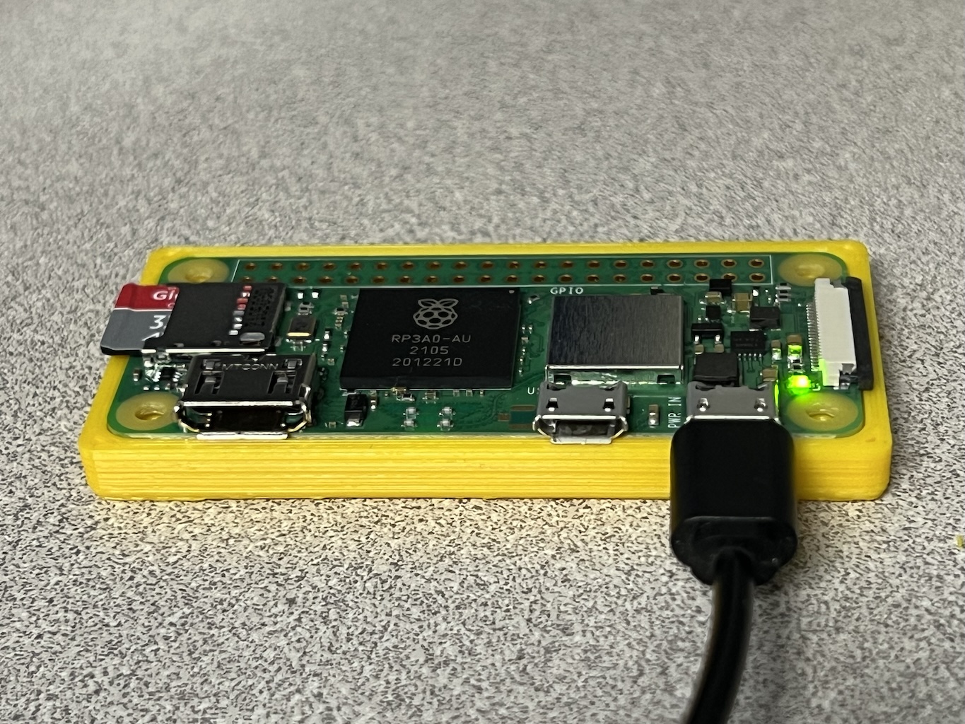 "Zarif ve Fonksiyonel: Raspberry Pi Zero 2 için Tasarlanmış Şık Clamshell Kılıf - Model 6901849"