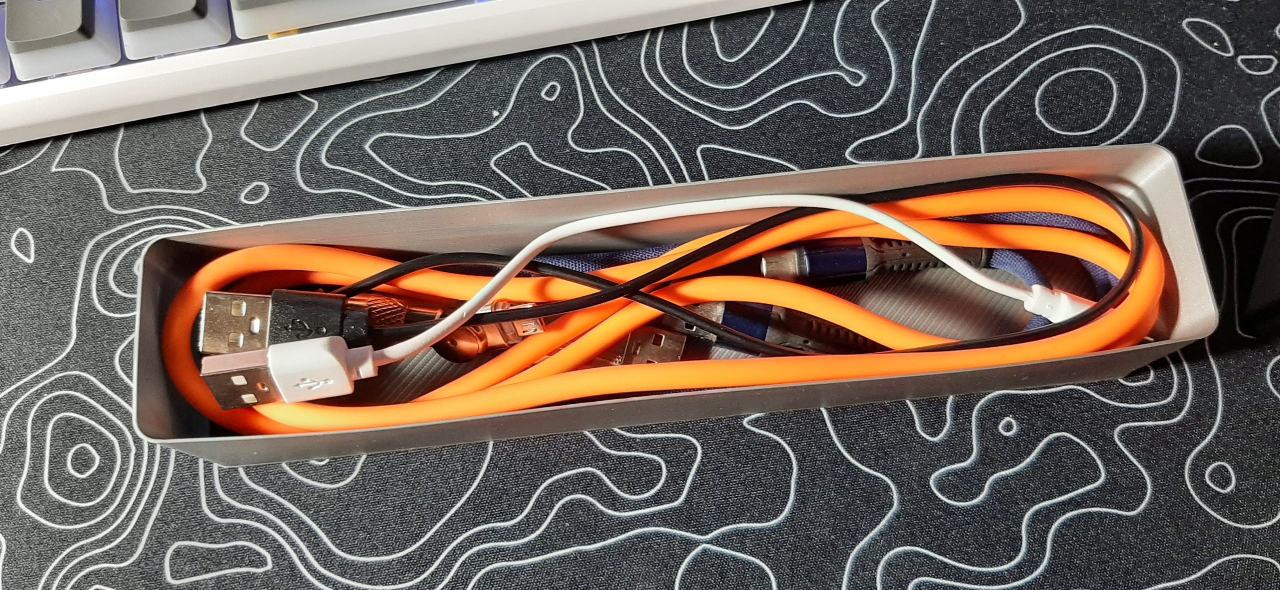 "Tek Düzen: Şık USB Kablo Kutusu - Model 6901518" - Görsel 2