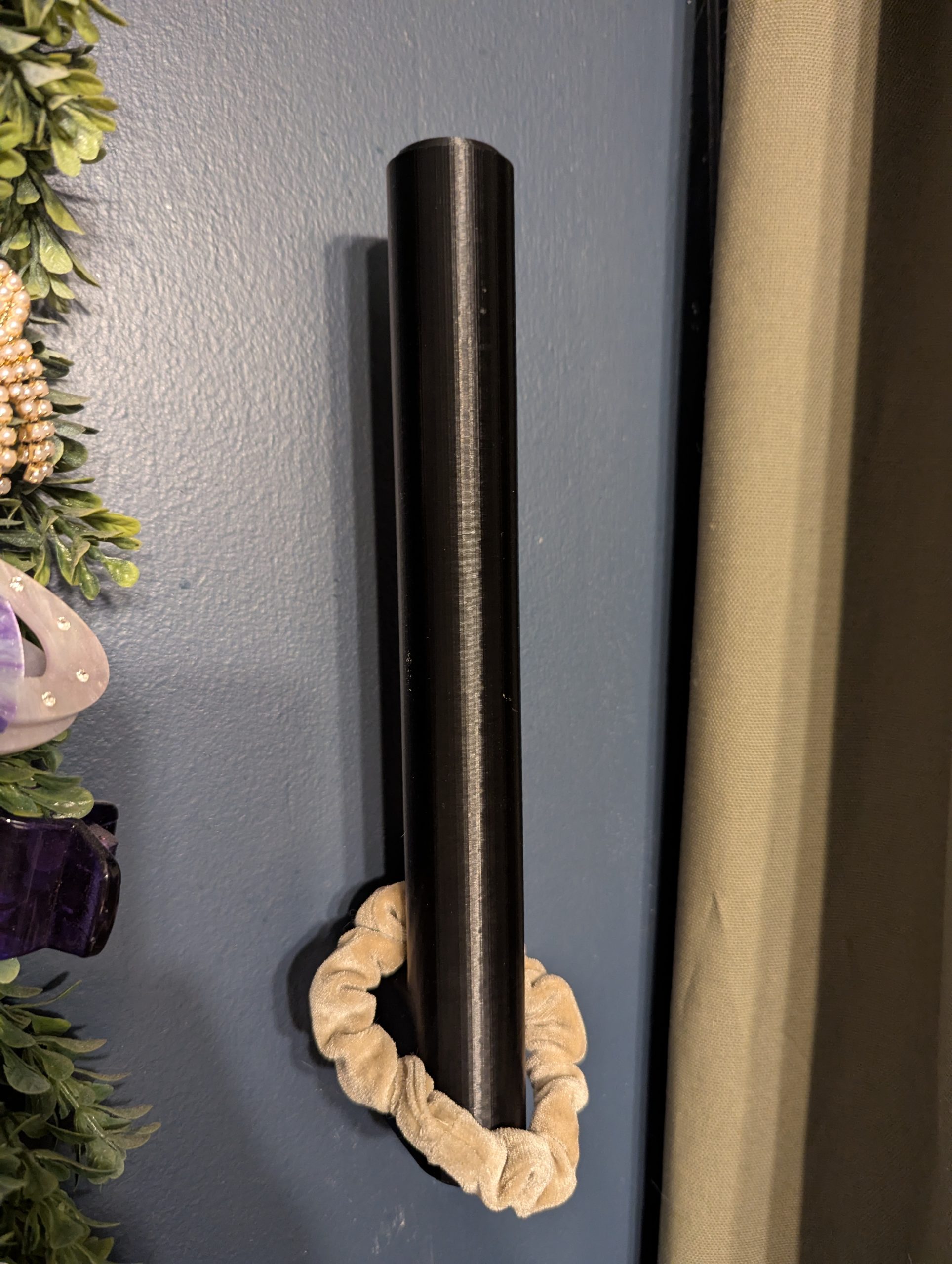 "Duvara Şıklık Katan Scrunchy Tutucu - Desteksiz Tasarım ile Yenilik!"