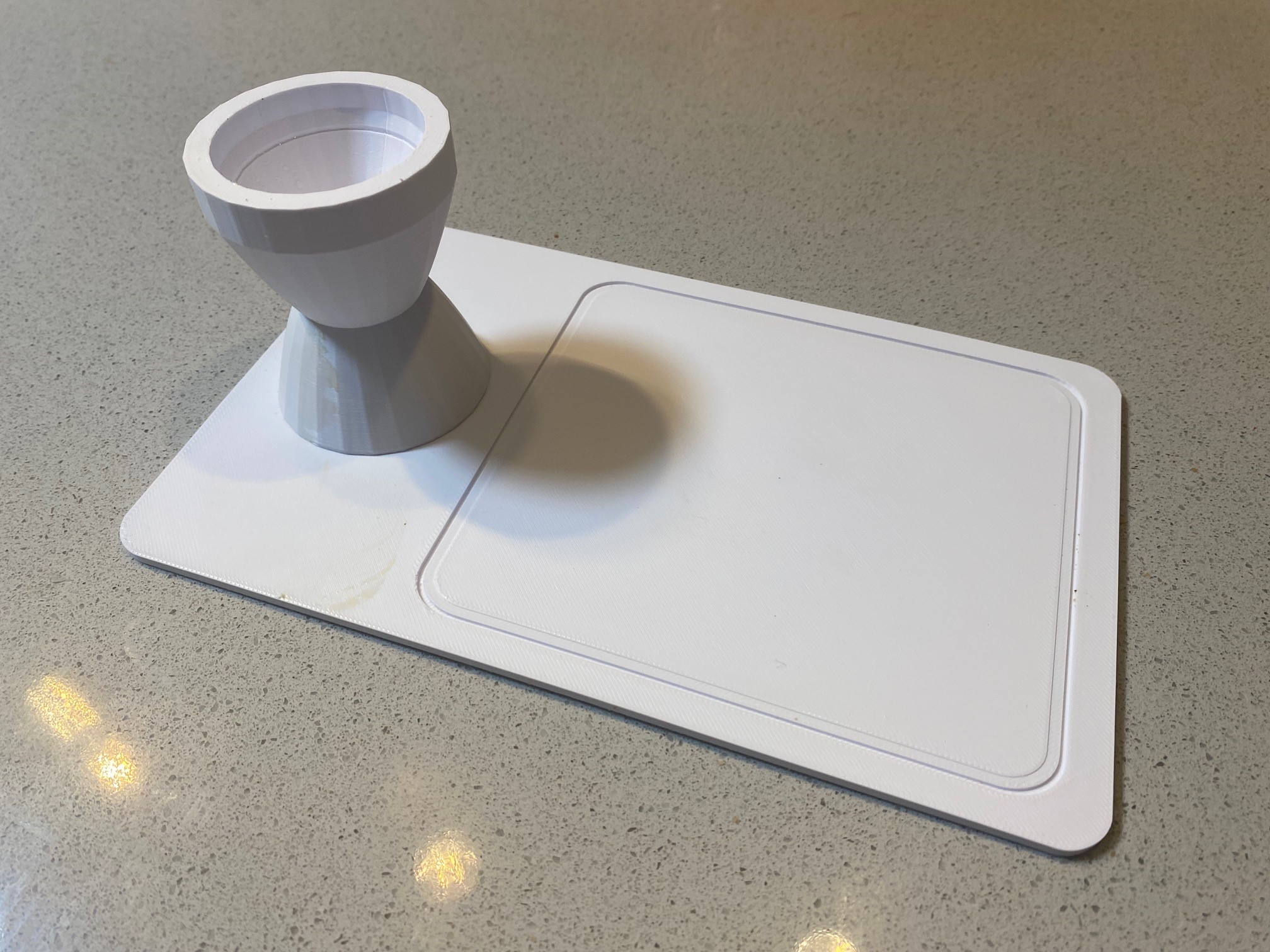 Yumurta fincanı ve tost tahtası.